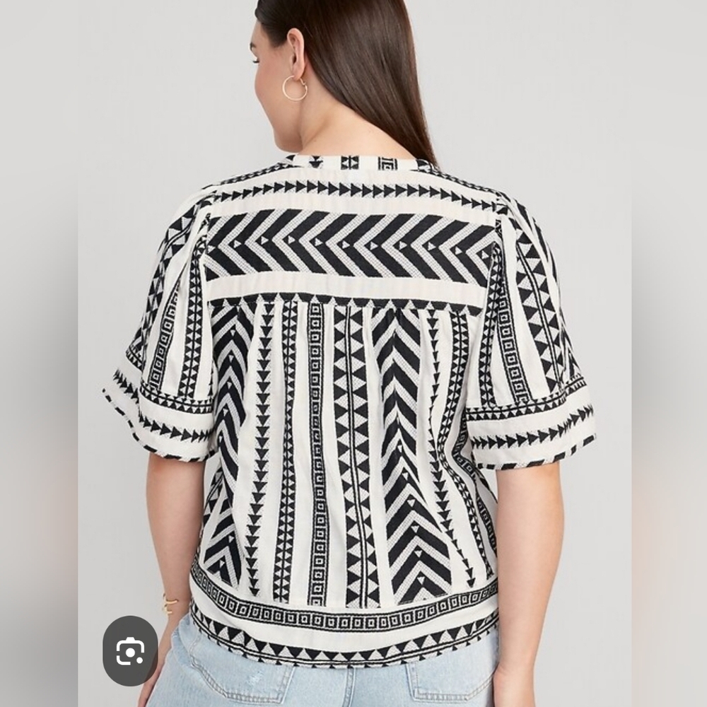 Old Navy Women’s Black & White Geometric Print Top Medium EUC - Picture 2 of 5